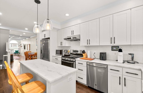 Riverside House | Fed Hill Luxury Retreat for Groups, Beautiful Views Harbor & Small Parking Pad