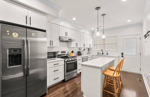 Riverside House | Fed Hill Luxury Retreat for Groups, Beautiful Views Harbor & Small Parking Pad