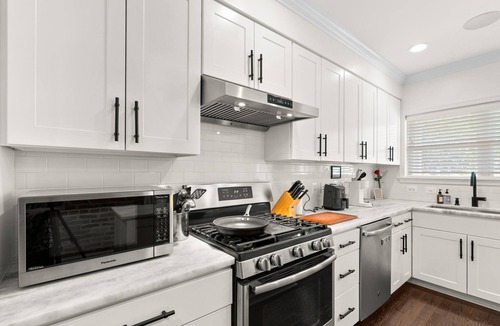 Riverside House | Fed Hill Luxury Retreat for Groups, Beautiful Views Harbor & Small Parking Pad