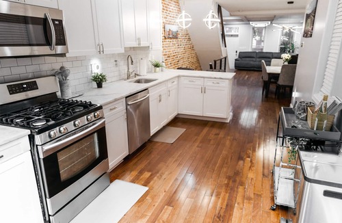 Federal Hill House | Federal Hill Luxury Loft w/Rooftop Deck & Parking!