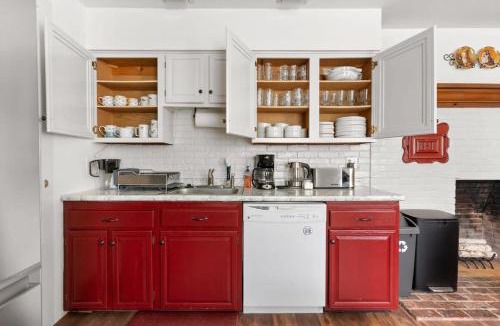 Epping Apartment | Federal on Exeter Circa 1805 Sleeps 8