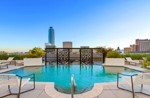 Uptown Apartment | Feel At Home Even When You Are Away ! Suite Apartment in the Galleria