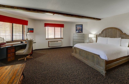 Peoria Hotel | Feel at Home: Extended Cottages & Complimentary Breakfast | 3 Units