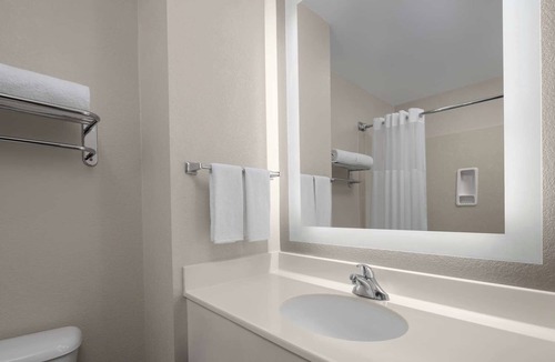 Downtown Hotel | Feel at Home! Full Kitchen, Pets Allowed and Free Parking!