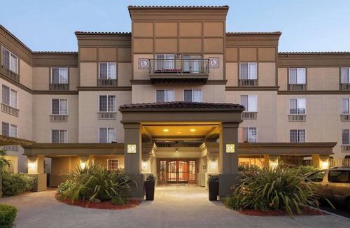 Downtown Hotel | Feel at Home! Full Kitchen, Pets Allowed and Free Parking!