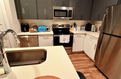 Sandy Springs Apartment | Feel at home in our 2 Bed 2 Bathroom, pool view, game room, palace in Atlanta.