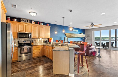 Osage Beach Condo | Feeling Nauti! Designer Lakefront 3BR/2BA at Luxe Lands End