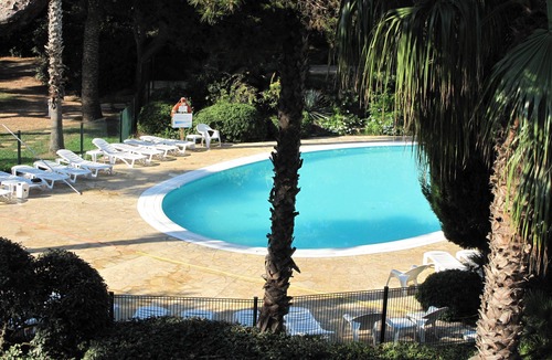 Giens Apartment | Feet in Giens water in a seaside garden