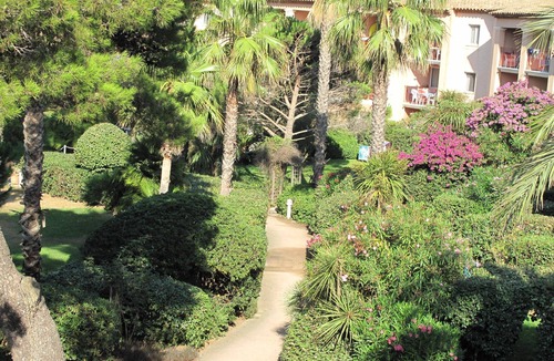 Giens Apartment | Feet in Giens water in a seaside garden
