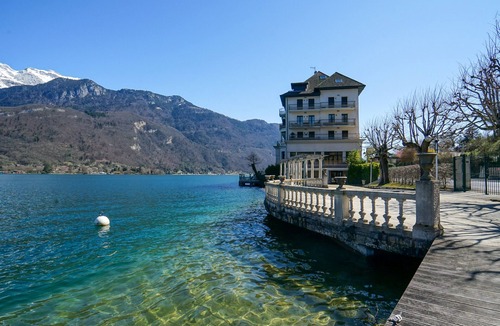 Duingt Condo | Feet in the water!