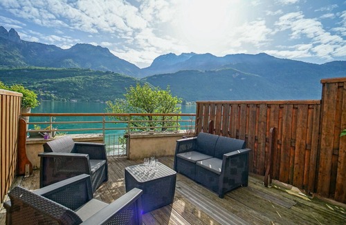 Duingt Condo | Feet in the water!