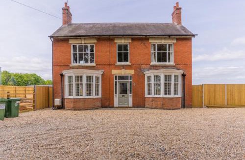 Leicester House | Felicity's House with Hot Tub!