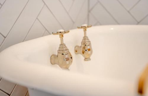 Leicester House | Felicity's House with Hot Tub!