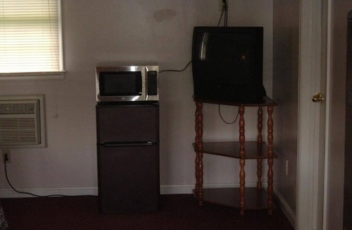 Clarence Hotel | Fels Three Crown Motel