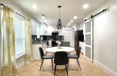 Fort Worth House | Females Only! Modern Private Bed & Bath 5 min from Downtown Fort Worth