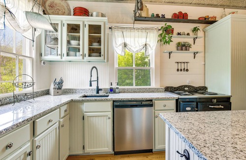 Augusta House | ‘Femme Osage Haus’ Getaway w/Hot Tub in Augusta!