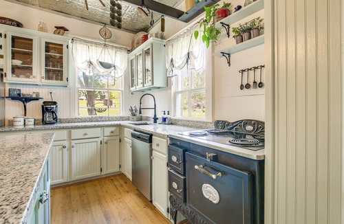 Augusta House | ‘Femme Osage Haus’ Getaway w/Hot Tub in Augusta!