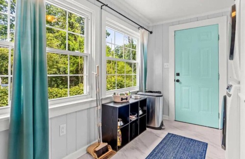 Old Irving Park House | Fenced Backyard- Family Games- Playstation 5! - Close to Downtown