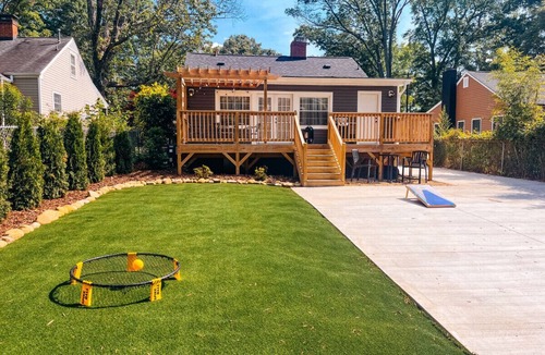 Old Irving Park House | Fenced Backyard- Family Games- Playstation 5! - Close to Downtown