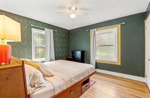 Old Irving Park House | Fenced Backyard - Family Games