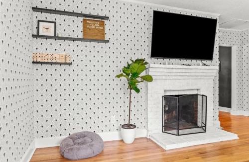 Old Irving Park House | Fenced Backyard - Family Games