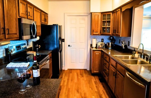 Shenandoah House | 🐶 Fenced Backyard Oasis🔥Hot Tub 🍕PizzaOven🃏Huge Game Room