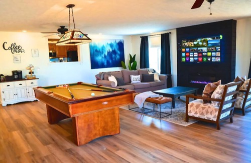 Shenandoah House | 🐶 Fenced Backyard Oasis🔥Hot Tub 🍕PizzaOven🃏Huge Game Room