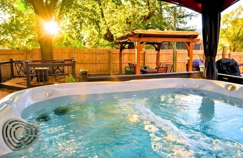 Shenandoah House | 🐶 Fenced Backyard Oasis🔥Hot Tub 🍕PizzaOven🃏Huge Game Room