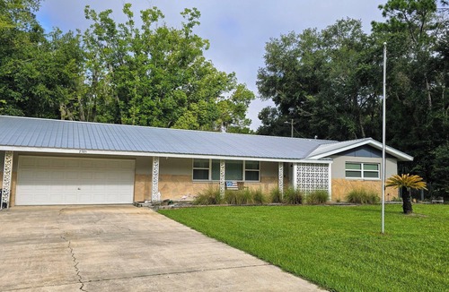 Homosassa House | Fenced backyard, pet friendly, 3/2 fits 7 people, can see Halls river from house