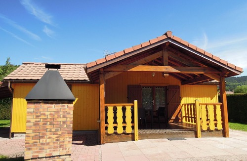 Fraize Ski Chalet | Fenced cottage rental with barbecue and children's play area