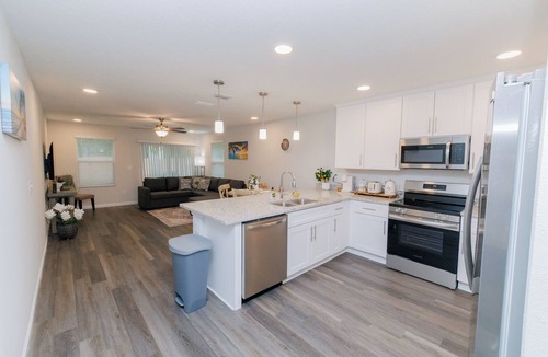Northside House | Fenced Haven Between Jax Airport & Ocean Beach
