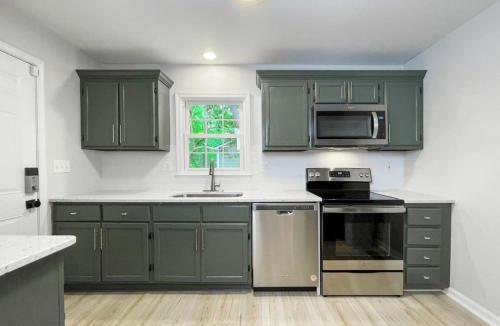 North Raleigh House | Fenced-In 3 BR Swingset, Carport, North Raleigh