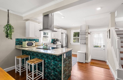 Portsmouth House | Fenced-in Yard | Work From Home | Pet-Friendly