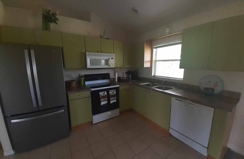 Sunshine House | Fenced Pet friendly Villa.