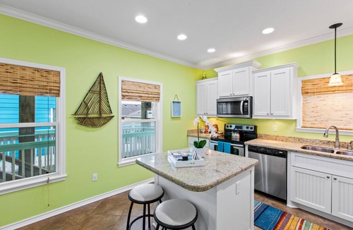 Port Bolivar House | Fenced Yard ~ Cargo Lift ~ Fire Pit ~ 3-minute walk to beach!