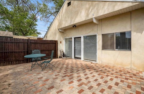 University Heights Villa | Fenced yard|Dogs accepted|Sleeps up to 4 - MONTHLY STAYS AVAILABLE!