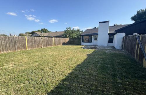 Wylie House | Fenced Yard Fire pit Fireplace Pet Friendly