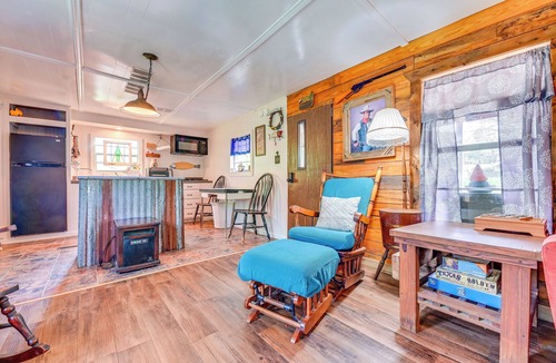 Madill Cabin | Fenced Yard: Quaint Cabin Near Lake Texoma!