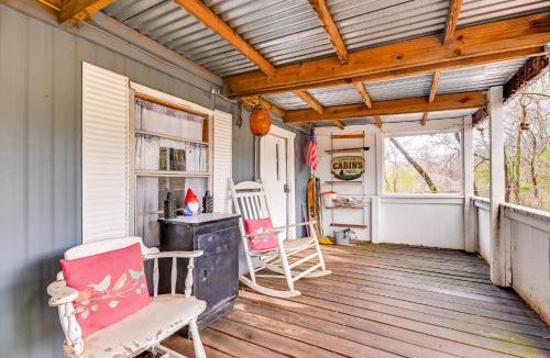 Madill House | Fenced Yard: Quaint Cabin Near Lake Texoma!