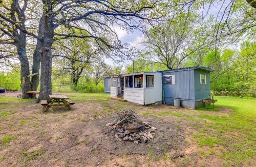 Madill House | Fenced Yard: Quaint Cabin Near Lake Texoma!