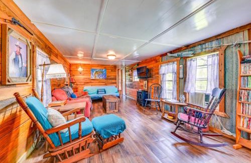 Madill House | Fenced Yard: Quaint Cabin Near Lake Texoma!