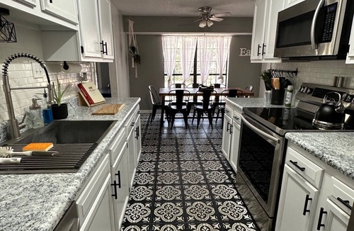 Windsor Forest House | Fenced Yard with Golf Course View Close To Everything!