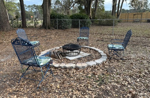 Windsor Forest House | Fenced Yard with Golf Course View Close To Everything!