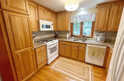 Yarmouth Port House | FencedYard/FirePit/LargeHouse/PetFriendly