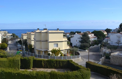 Llanca Apartment | FENER DE BAIX 4 Fantastic apartment with pool and see views.