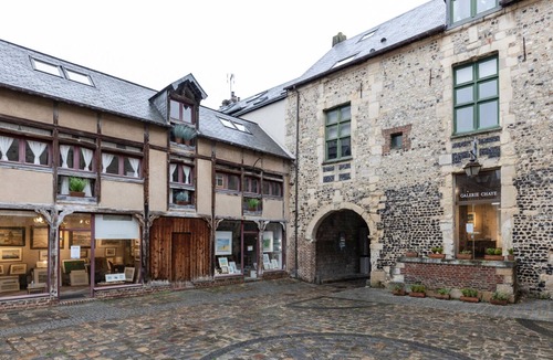 Enclos Apartment | Fenêtres sur cour 3★ | Duplex in the Heart of the City Center | 4 Guests