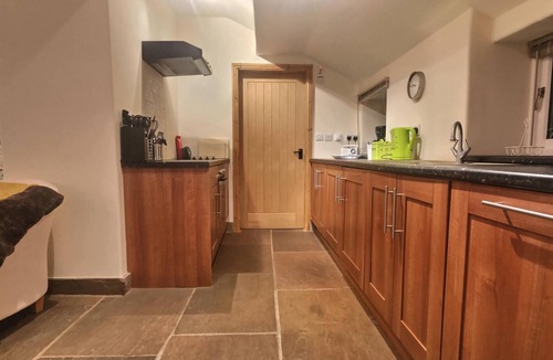 Longnor House | Fenns Barn, Peak District barn conversion, 10min walk to local pub