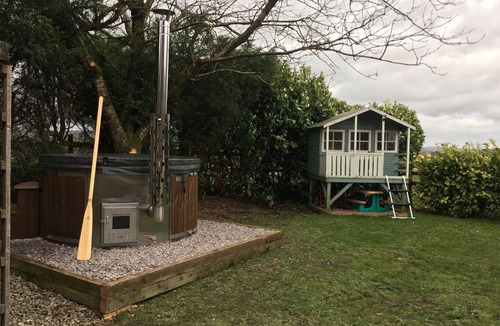 Longnor House | Fenns Barn, Peak District barn conversion, 10min walk to local pub