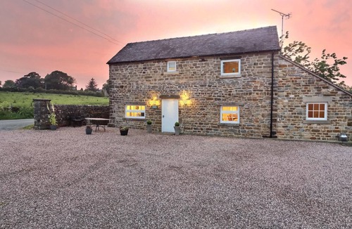 Longnor House | Fenns Barn, Peak District barn conversion, 10min walk to local pub