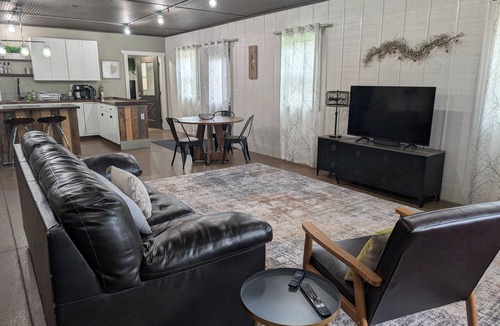 Fennville House | Fennville Michigan Farmhouse, Charming, Dog-Friendly 2-bedroom in Fennville with Wi-Fi, Hot Tub, A/C